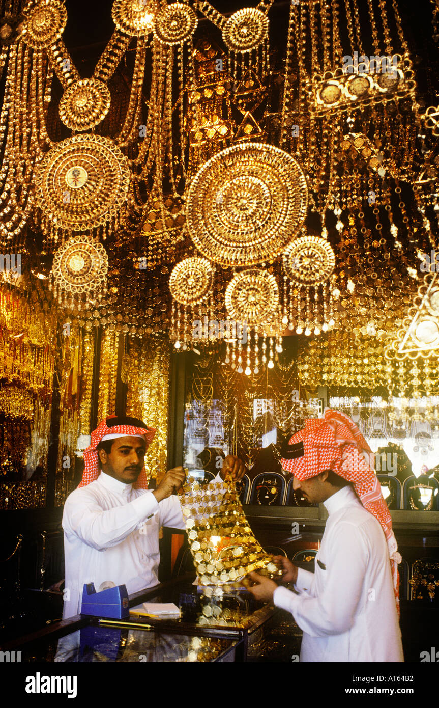 Objekte aus Gold und Schmuck zum Verkauf in einem Geschäft innerhalb der neuen Gold (Gold-Markt) Riyadh, Saudi Arabien. Stockfoto