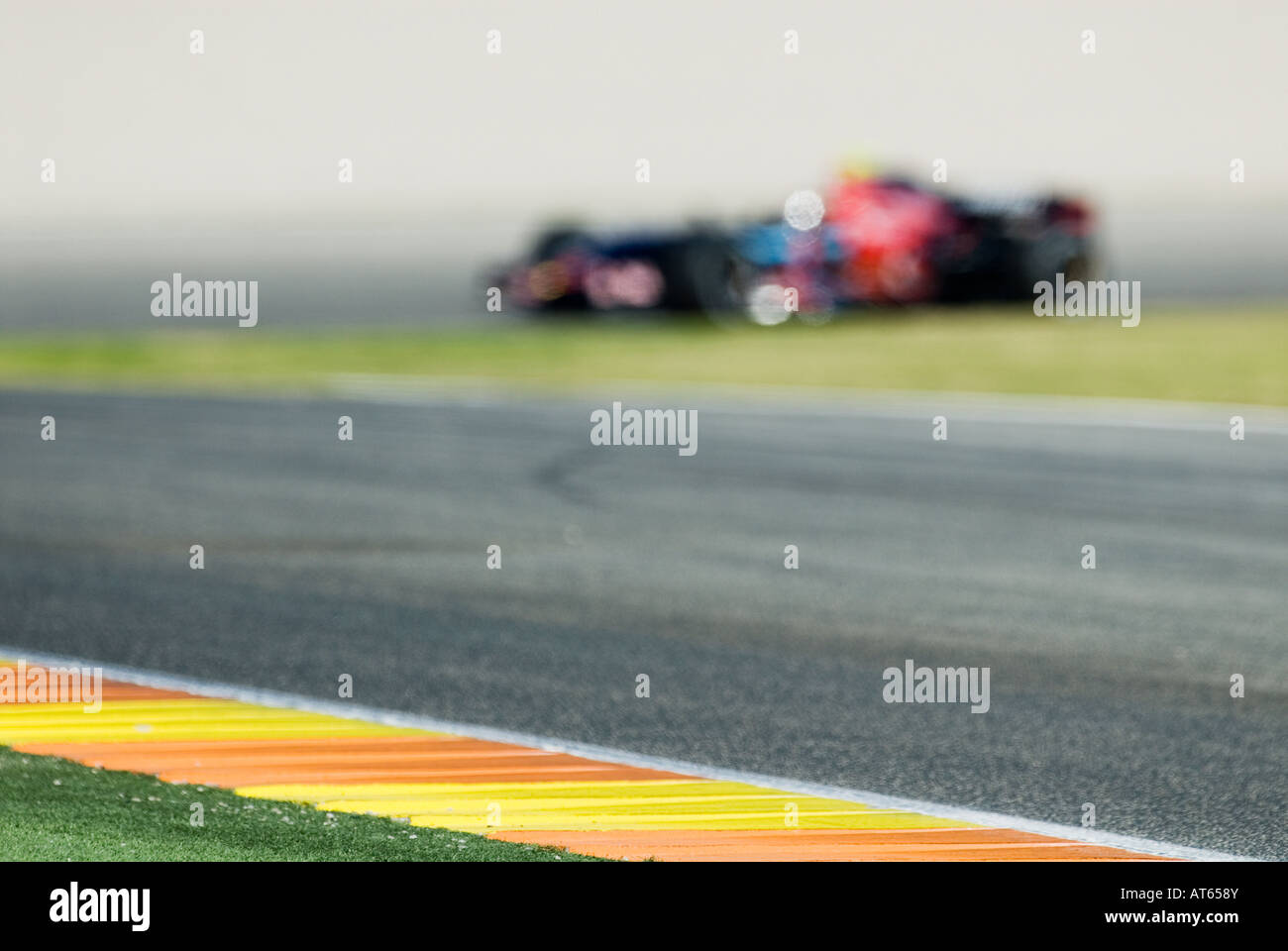 Formel 1 Rennwagen rast durch Kurve der Rennstrecke vorsätzliche OUT OF FOCUS Stockfoto