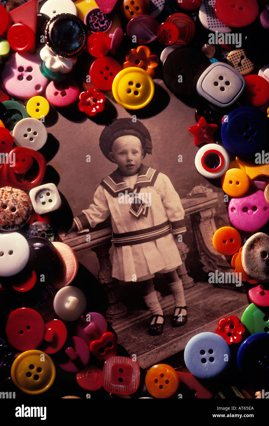 Altes Foto eines kleinen Jungen mit Tasten Modell veröffentlicht Stockfoto