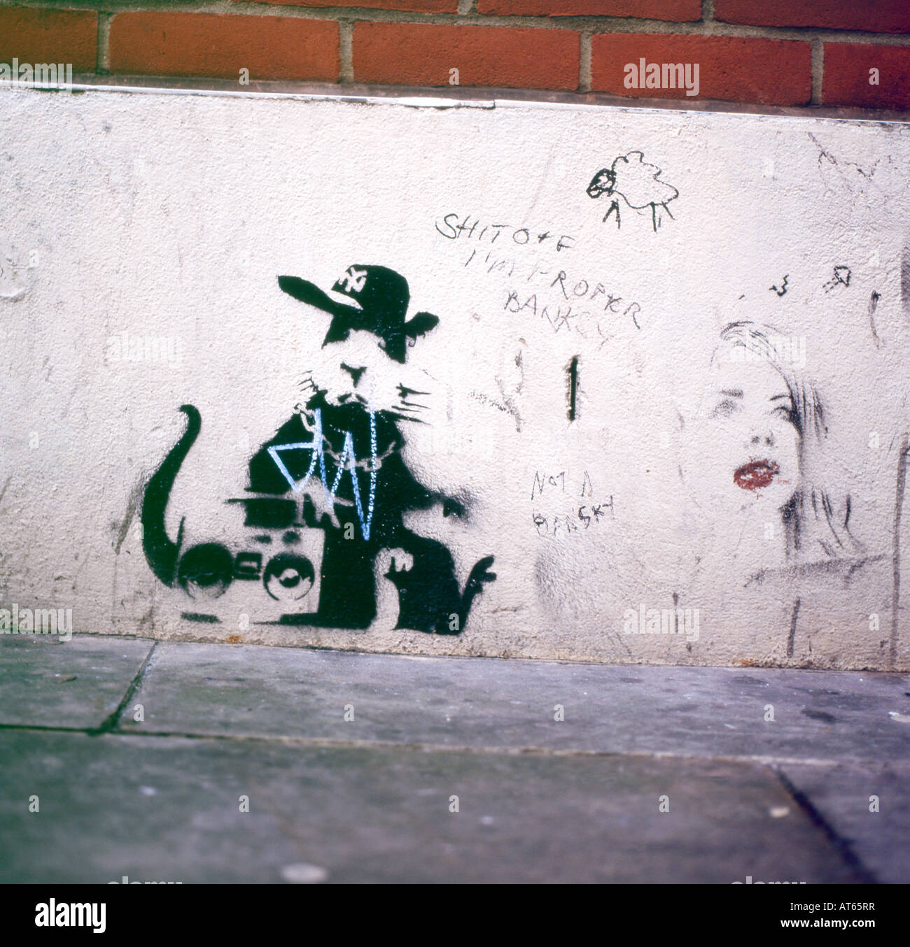 BANKSY RAT BOOMBOX Musik mit Schlitz in der Wand und Kommentare Clerkenwell London UK 2007 KATHY DEWITT Stockfoto