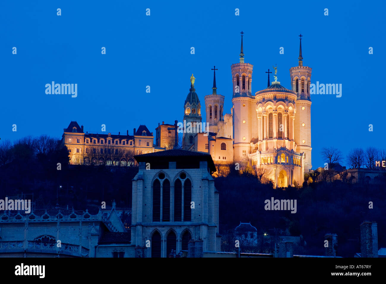 Notre Dame de Fourvière in der Nacht in Lyon Frankreich Stockfoto