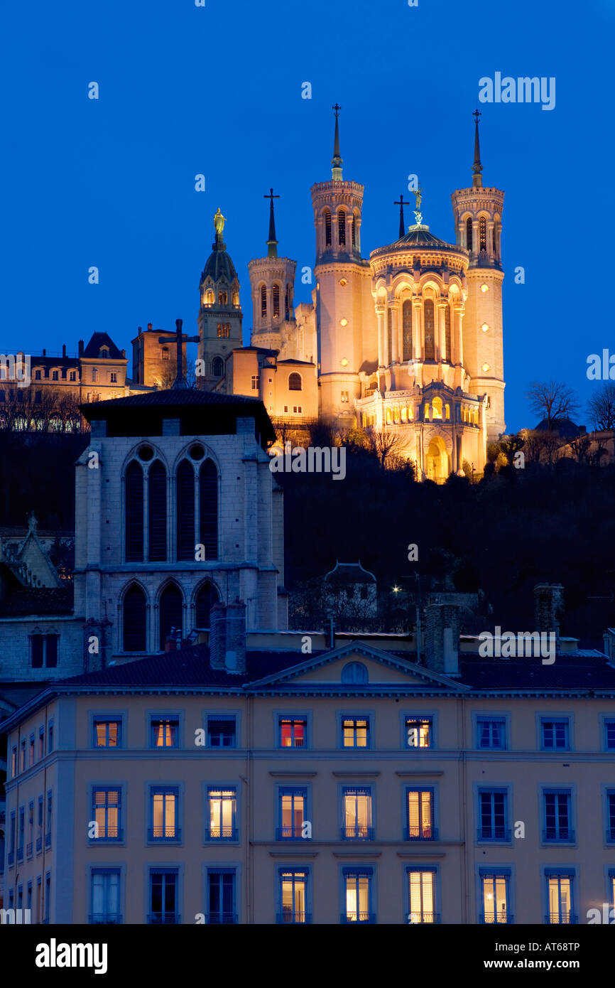 Notre Dame de Fourvière in der Nacht in Lyon Frankreich Stockfoto
