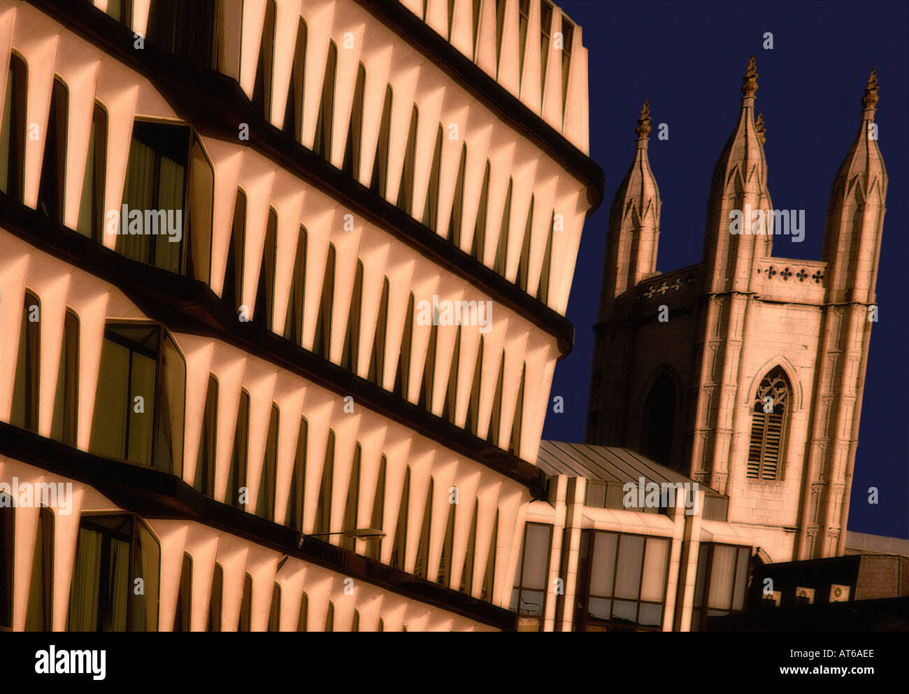 Credit Lyonnais Bank und Wren Kirche Stadt London Stockfoto