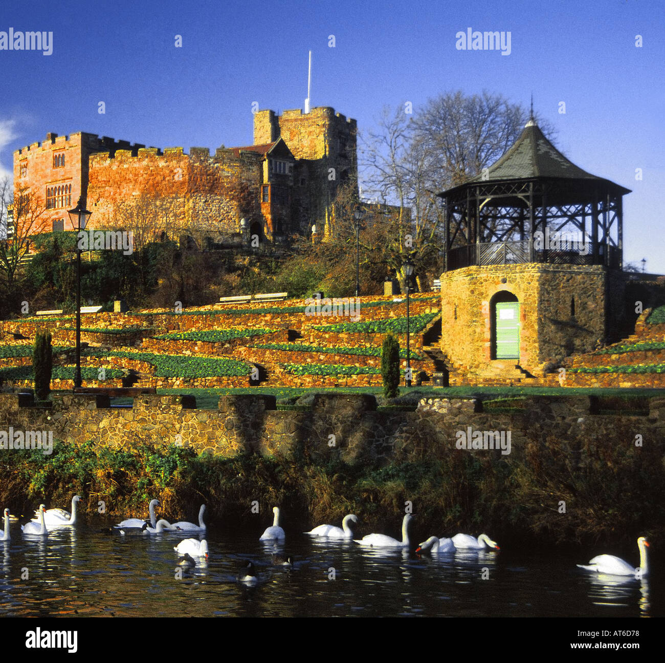 Staffordshire Tamworth Stadtzentrum Burg und Fluss zahm Stockfoto