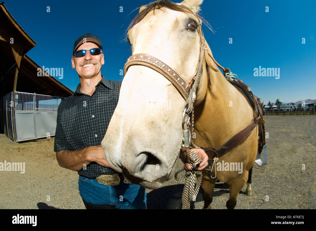 Der moderne Cowboy. Leben. Rodeo-Kandidat mittleren Alters und sein Pferd posieren für ein Foto beim Rodeo-Wettbewerb in der Nähe von Ellensburg, WA, USA. Stockfoto