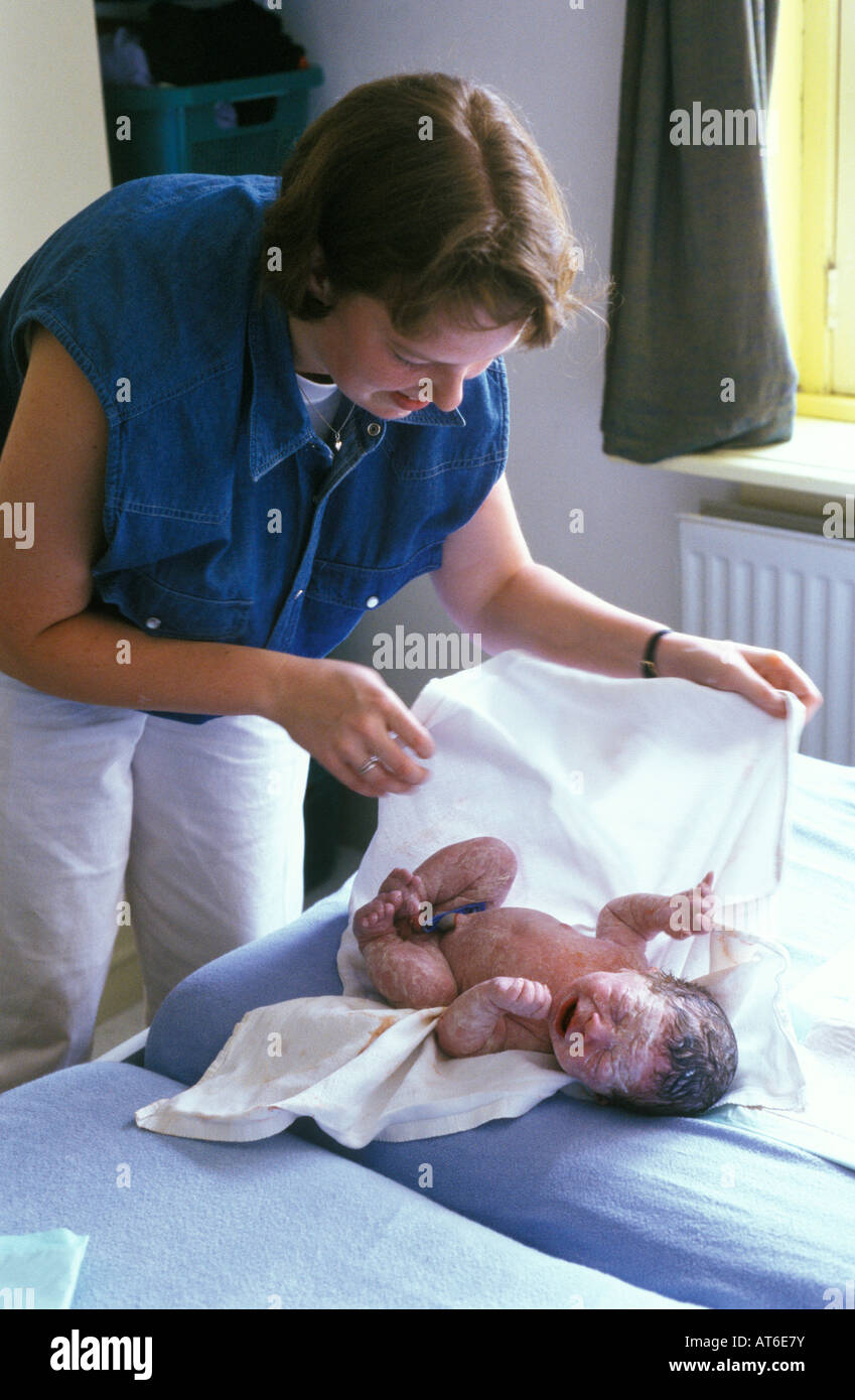 Hebamme ist Umhüllung neugeborenes baby Stockfoto