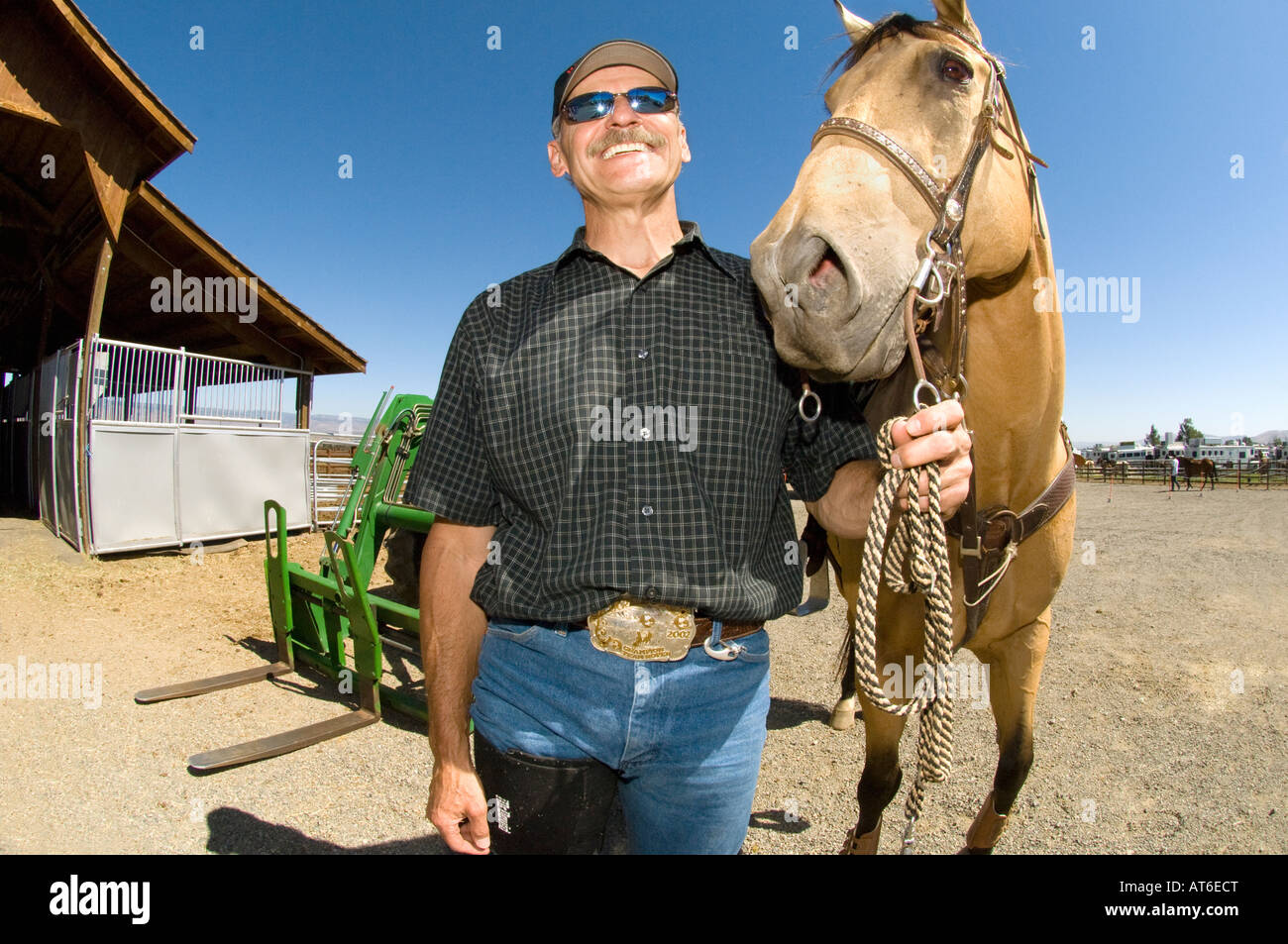Der moderne Cowboy. Leben. Rodeo-Kandidat mittleren Alters und sein Pferd posieren für ein Foto beim Rodeo-Wettbewerb in der Nähe von Ellensburg, WA, USA. Stockfoto