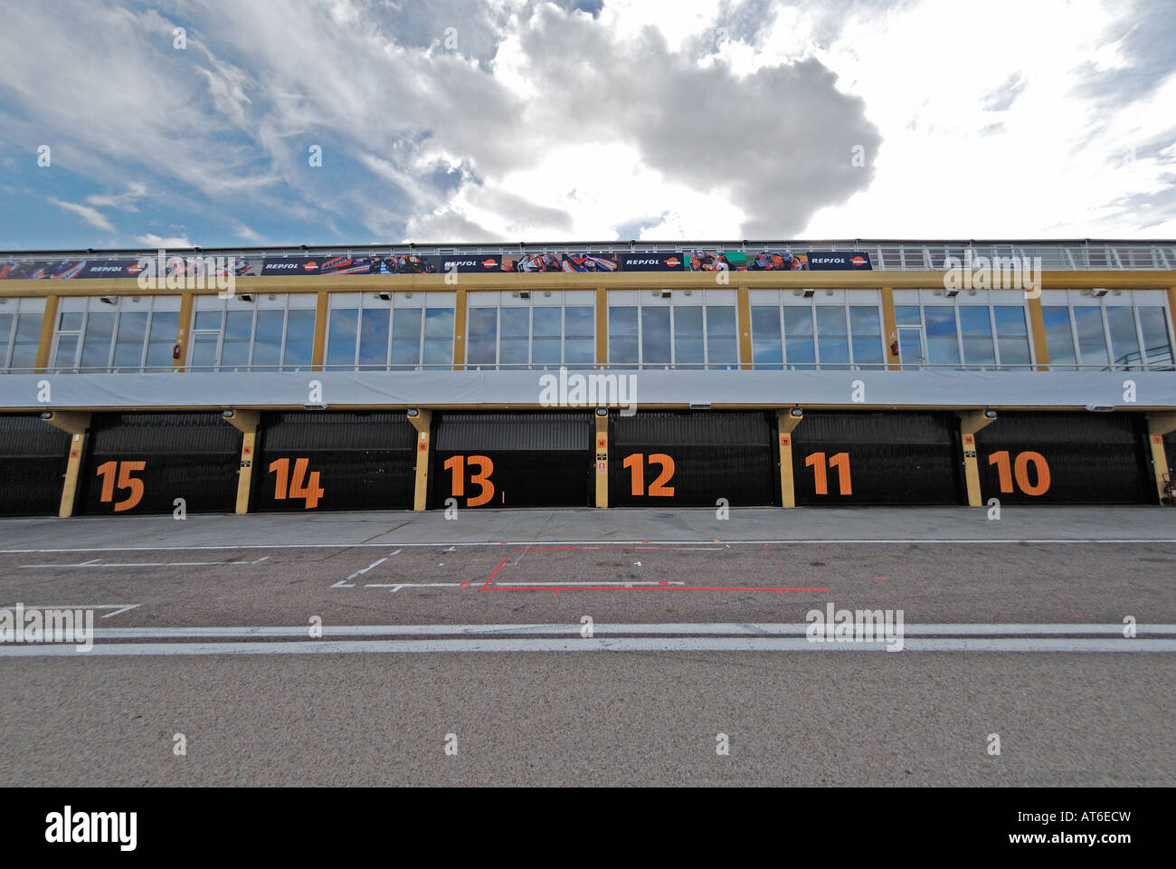 Garagentore in der Boxengasse des Circuit Ricardo Tormo geschlossen Stockfoto