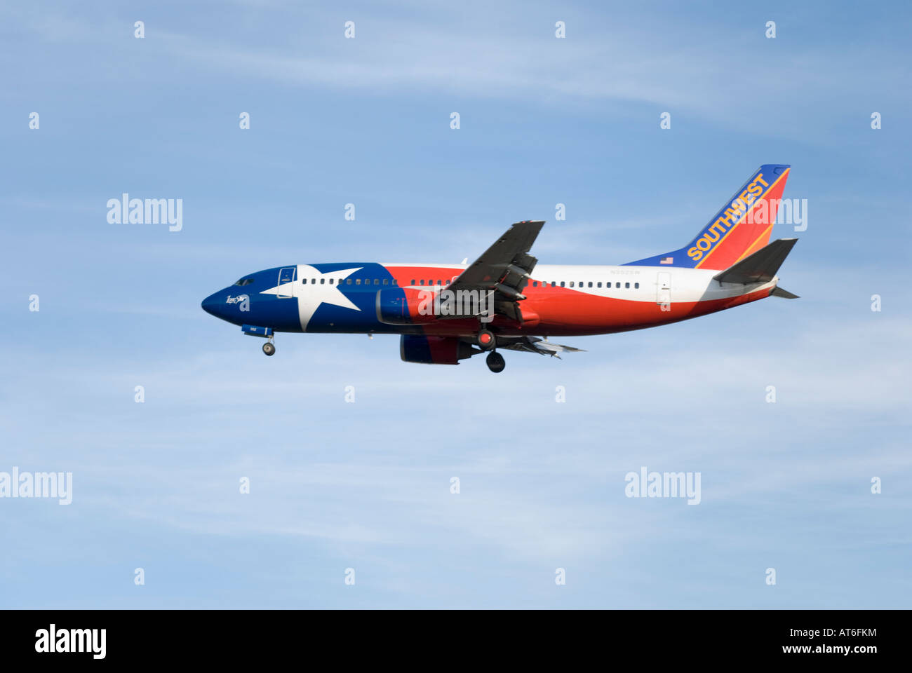 Eine Southwest Airlines Boeing 737 - 3H 4 landet bei Seattle-Tacoma International Airport. Stockfoto