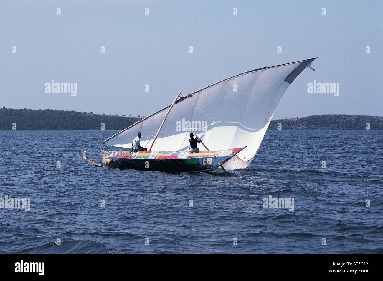 Ein traditionelles Luo Segelkanu mit zwei Jaluo Fischer an Bord in der Nähe von Mfangano Island Lake Victoria Kenia Stockfoto