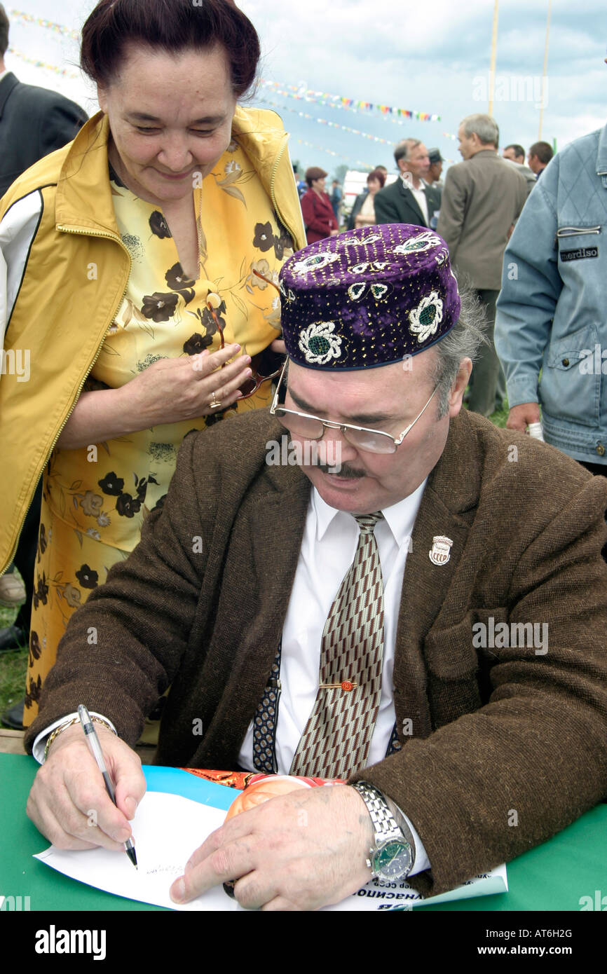 Im Ruhestand Champion Ringer Autogrammstunden Plakat Sabantuy Festival Salavat Region Russland der Republik Baschkortostan Stockfoto