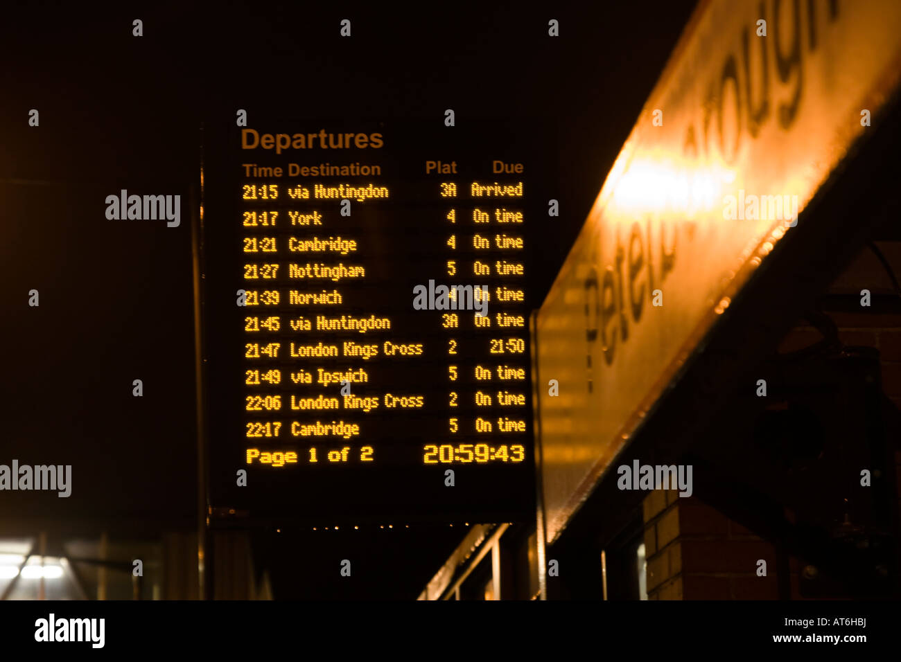 Eisenbahn-Abfahrtstafel auf Station Plattform Late At Night Stockfoto