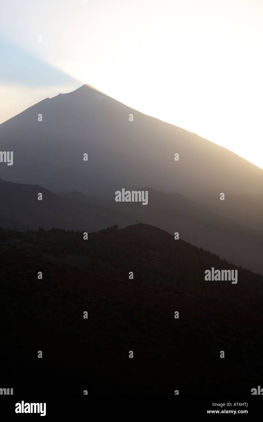 Sonnenuntergang über den Teide mit Schatten Licht fällt auf Duststorm am Berg el Teide Teneriffa Kanaren Spanien Stockfoto