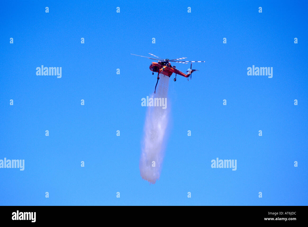 Ein Hubschrauber zeigt fallen Wasser zur Bekämpfung von Waldbränden in British Columbia Kanada Stockfoto