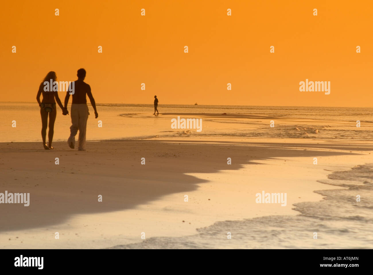 Paar am Strand, Silhouette bei Sonnenuntergang, Malediven Stockfoto