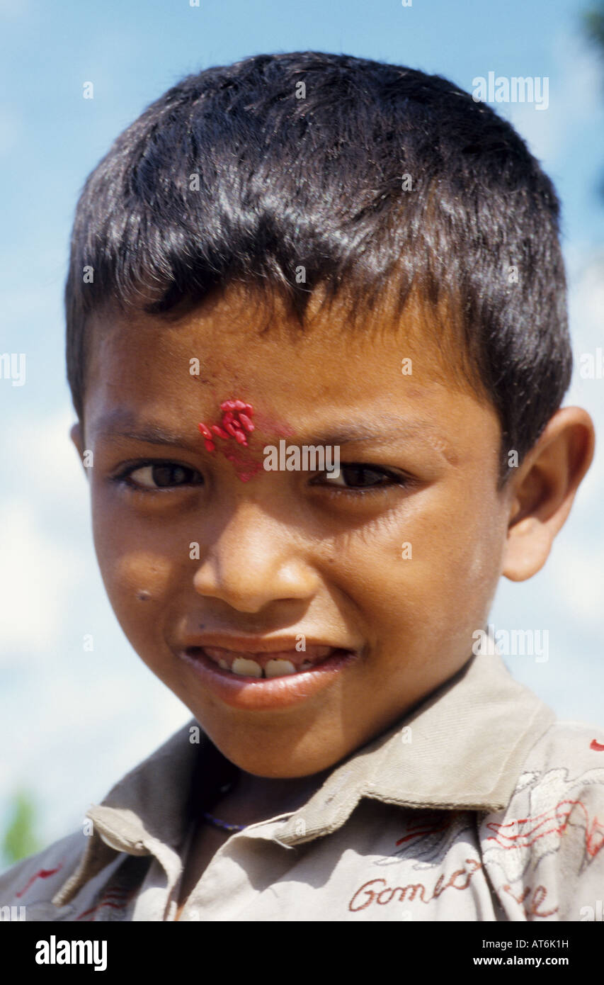 Indischer Junge mit "Bhai Dooj Teeka" auf der Stirn (farbige Körner Reis), Uttar Pradesh Stockfoto