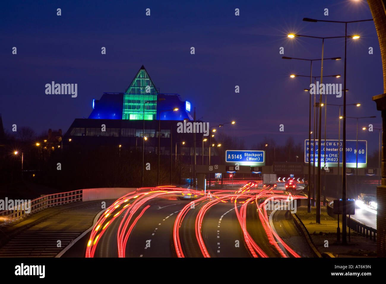 M60 Autobahn, Stockport Pyramide. Stockport, grösseres Manchester, Vereinigtes Königreich. Stockfoto