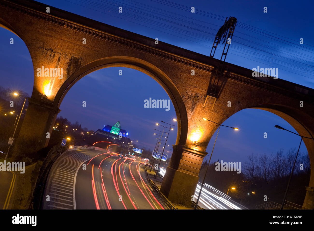 M60 Autobahn, Stockport Pyramide und Viadukt in der Nacht. Stockport, grösseres Manchester, Vereinigtes Königreich. Stockfoto