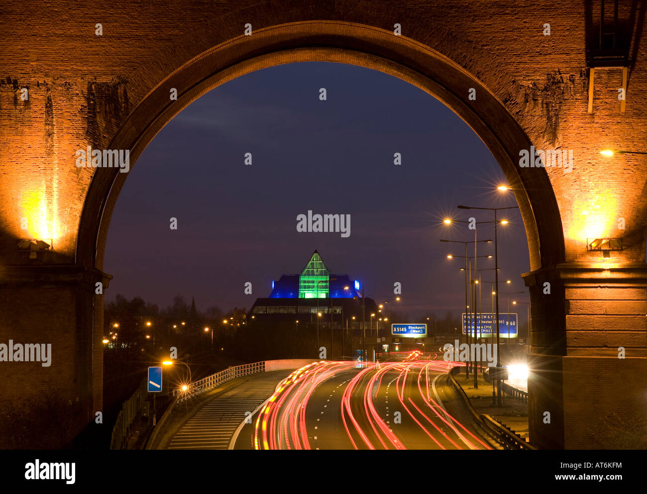 M60 Autobahn, Stockport Pyramide und Viadukt in der Nacht. Stockport, grösseres Manchester, Vereinigtes Königreich. Stockfoto