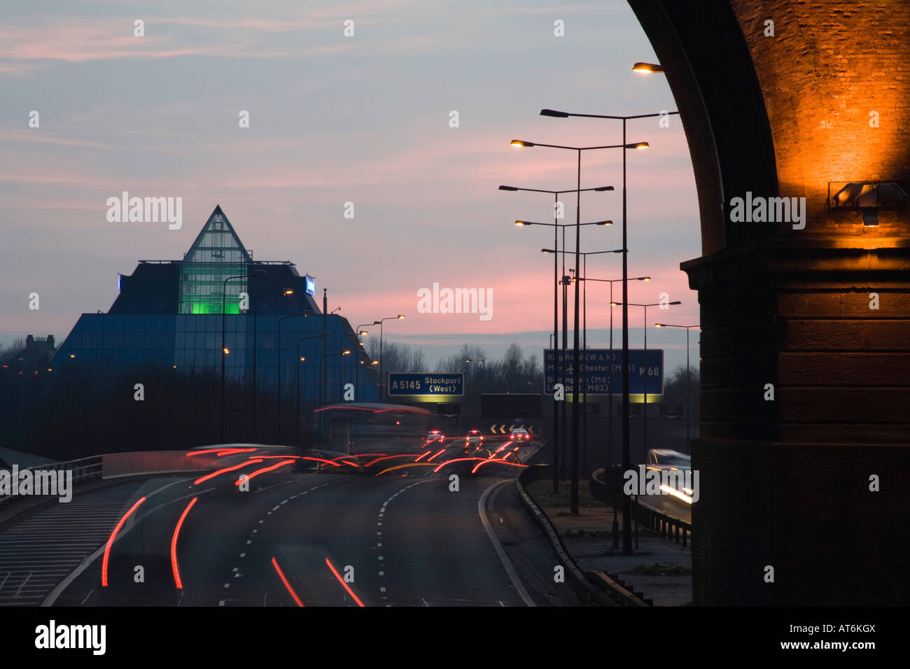 M60 Autobahn, Stockport Pyramide und Viadukt in der Nacht. Stockport, grösseres Manchester, Vereinigtes Königreich. Stockfoto