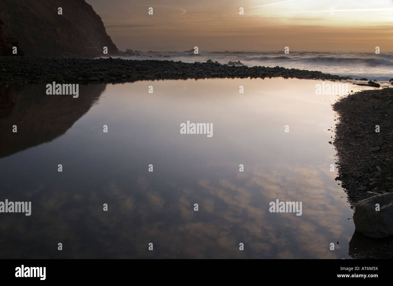 Sonnenuntergang am Duckpool in der Nähe von Bude an der Küste von North Cornish Stockfoto