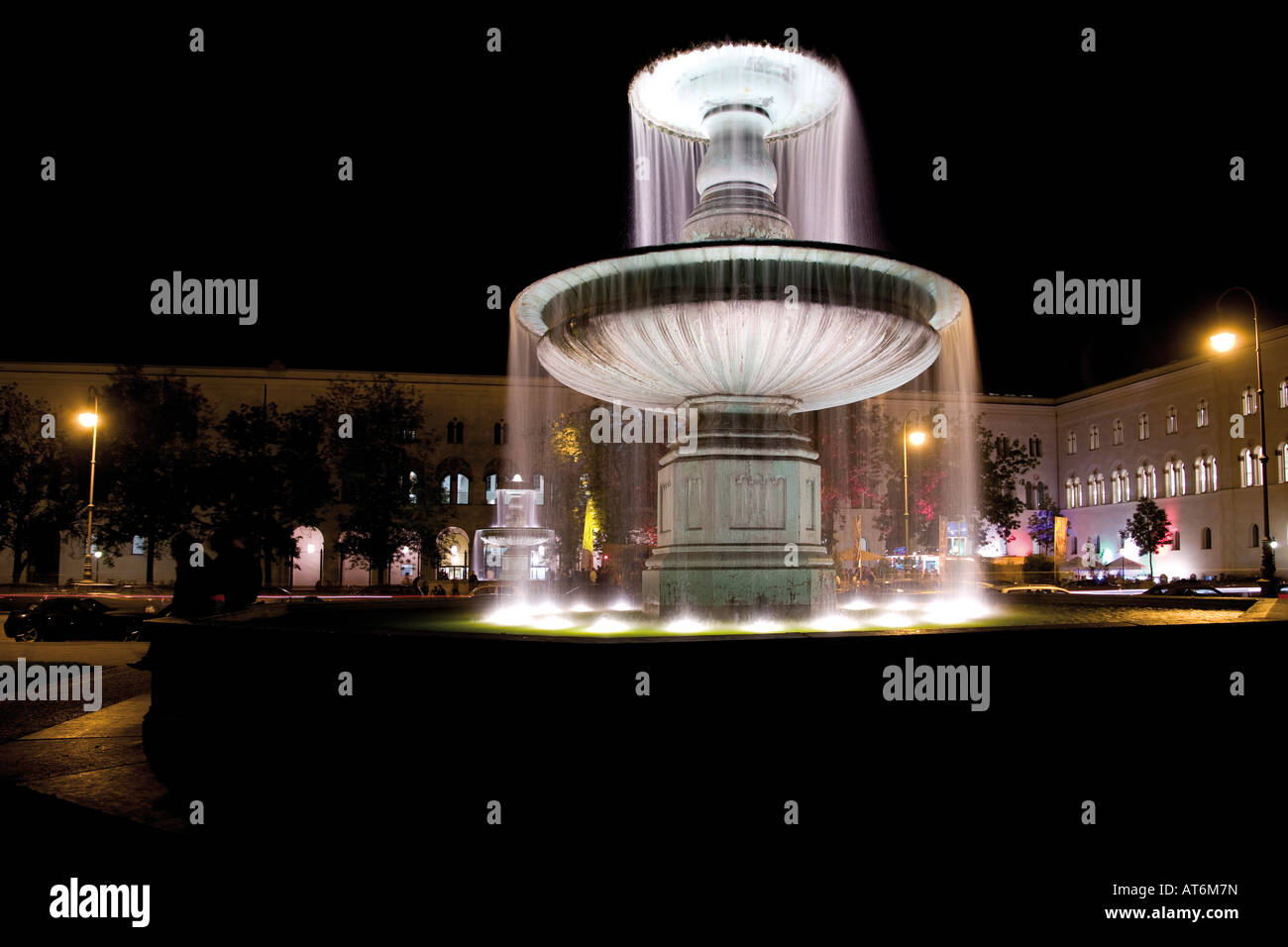 Deutschland, Bayern, München, Brunnen vor der Universität Stockfoto