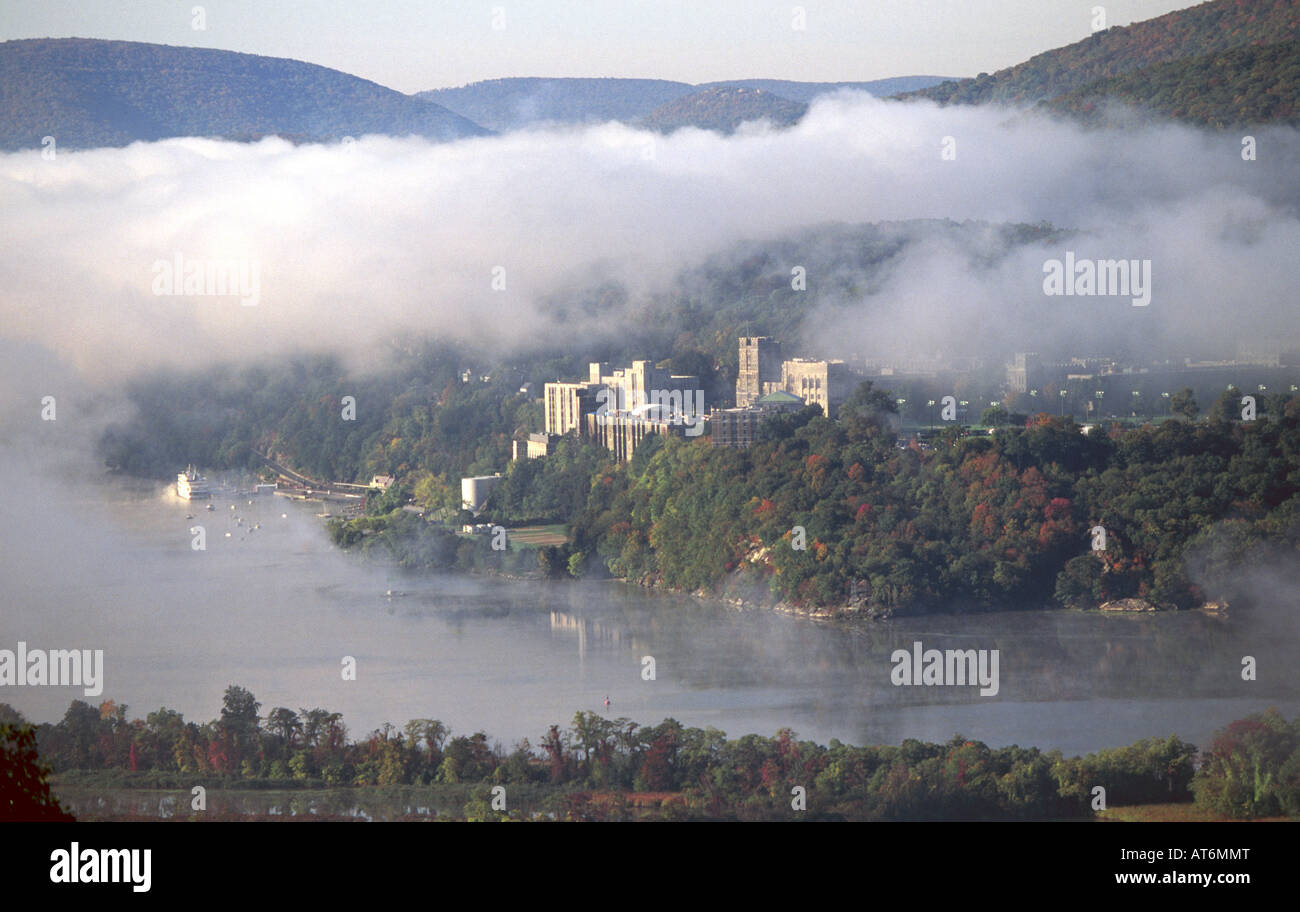 Ein Blick auf die nebligen United States Military Academy in West Point im Herbst entlang des Hudson River Stockfoto