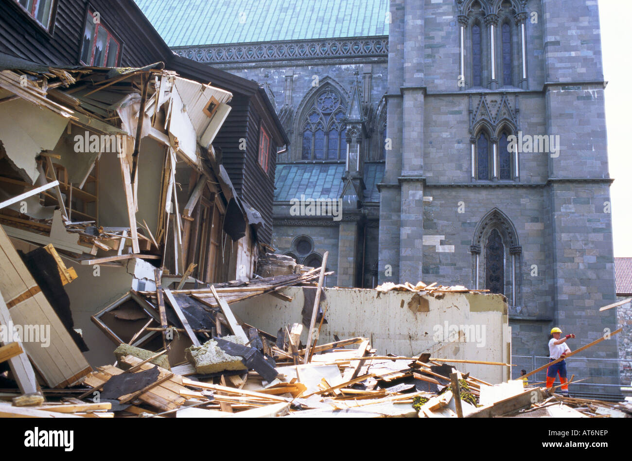 Abriss eines alten Gebäudes in Trondheim Kathedrale, Norwegen. Ein Bauarbeiter werfen ein Stück Holz Stockfoto
