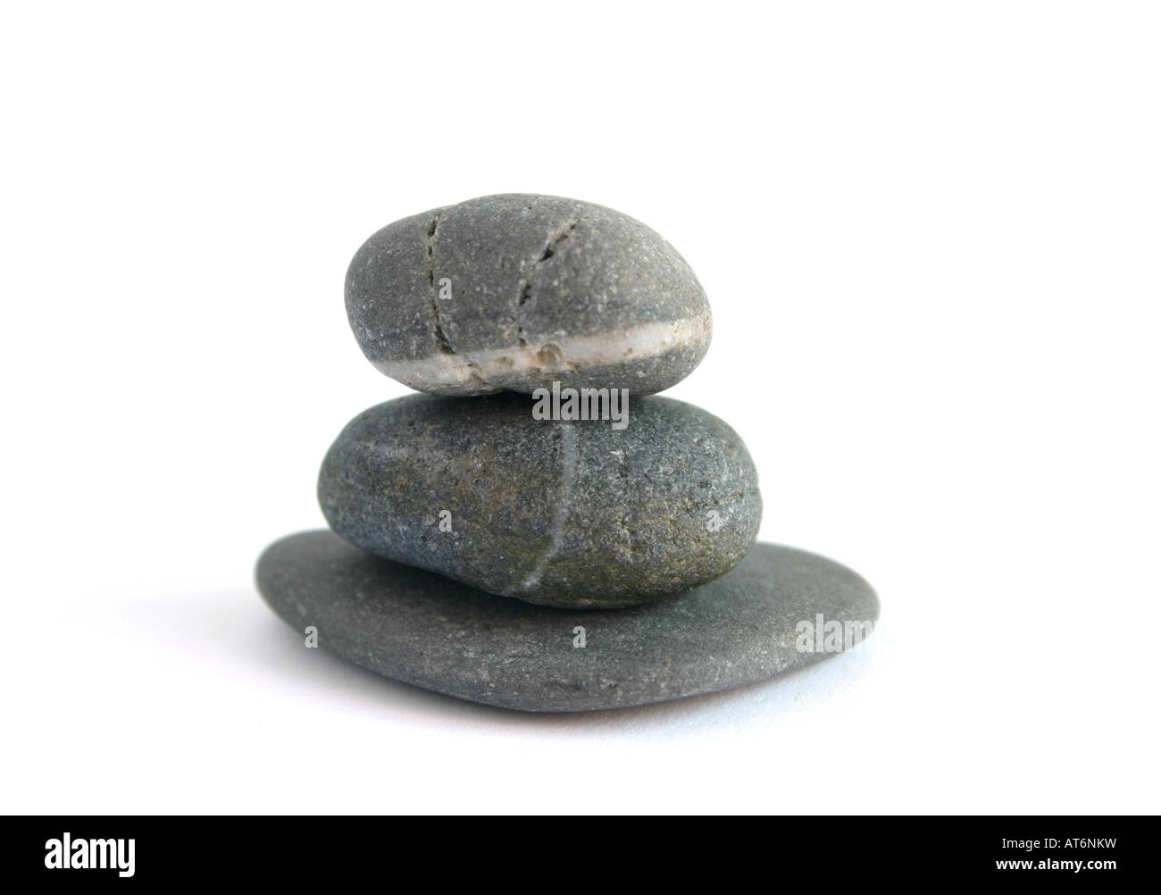 Graue Steinhaufen auf weißem Hintergrund Stockfoto