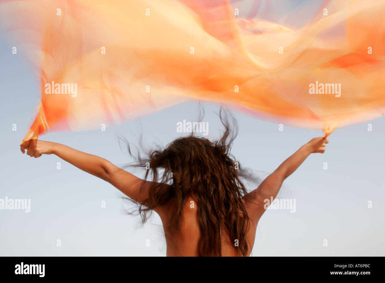 Schönheit Bild Frau orange Material im Wind fliegen Stockfoto