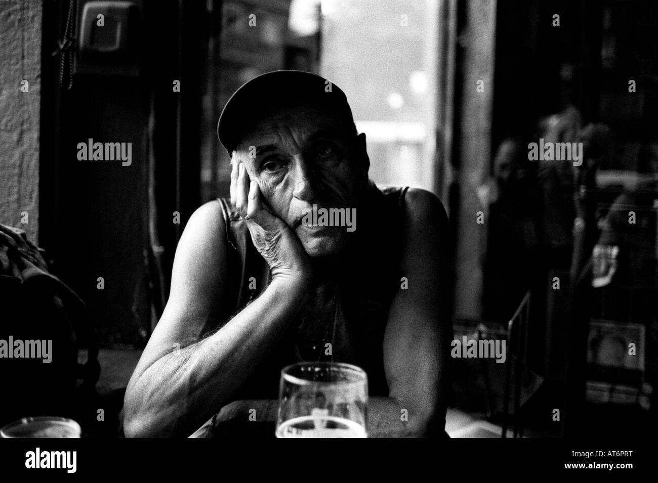 Älterer Mann im Pub Kopf auf Seite lehnt sich während des Gesprächs. Stockfoto