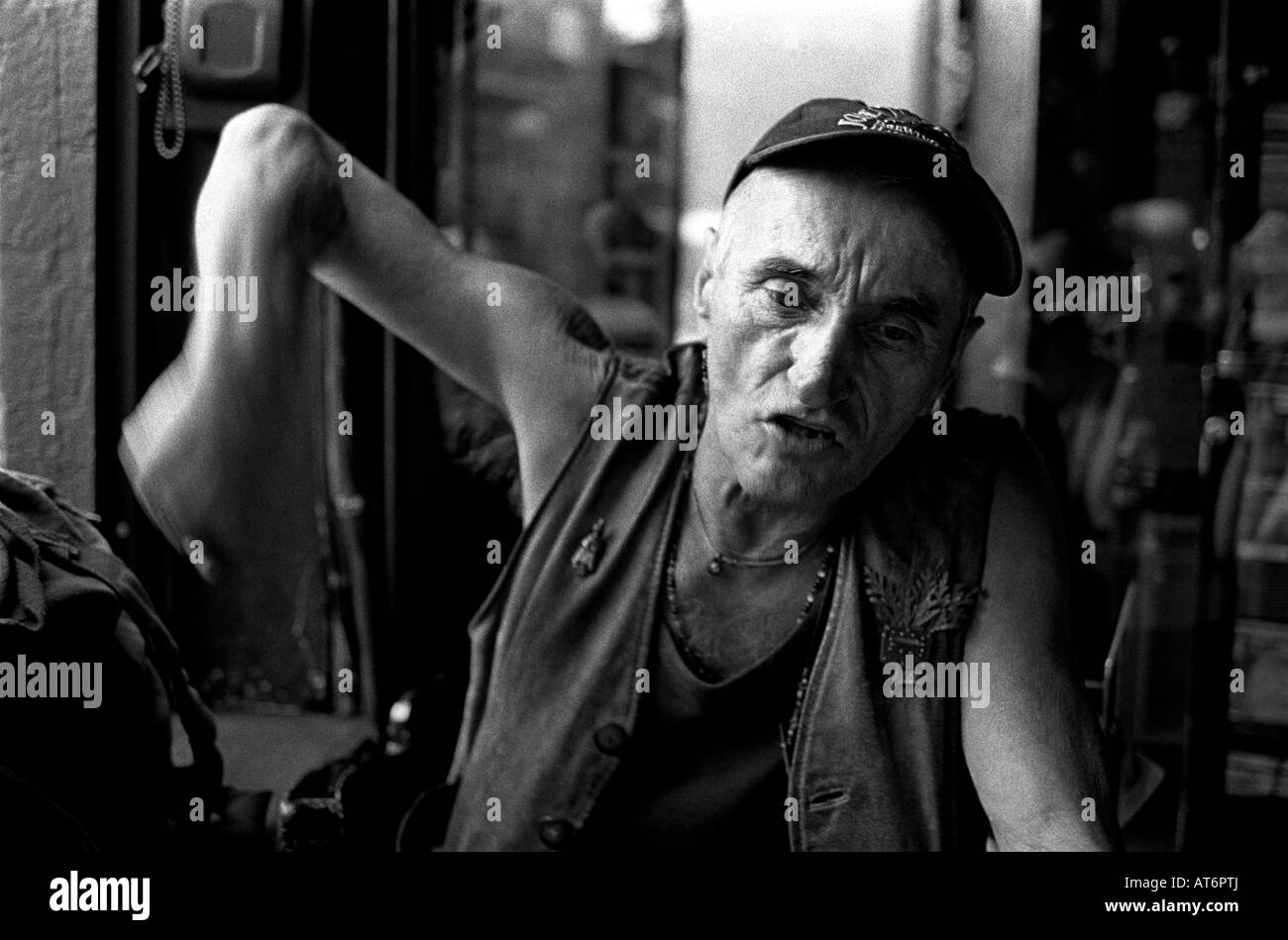 Älterer Mann im Pub spricht während heftig gestikulieren mit rechten Arm. Stockfoto