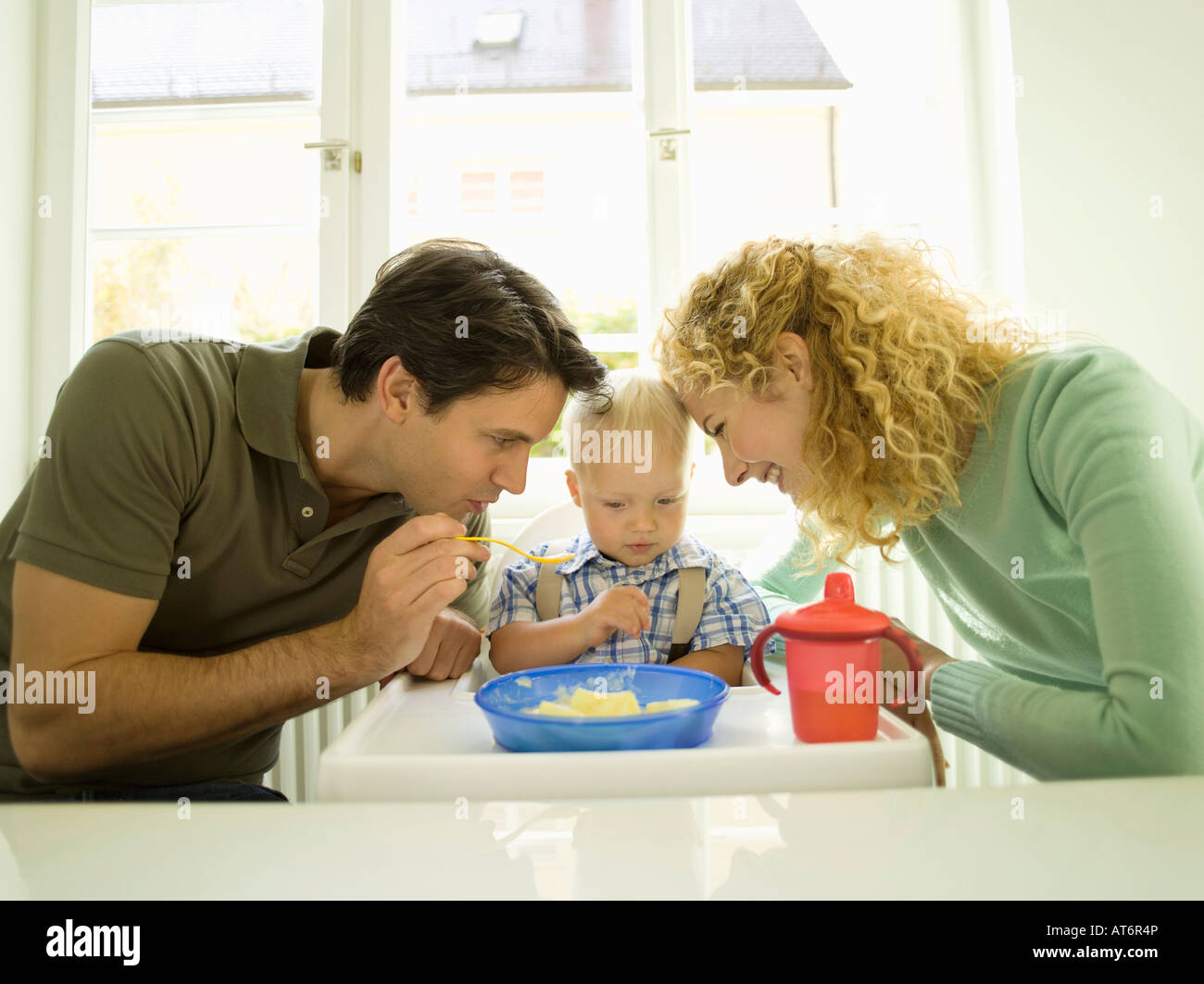 Junge Familie, Vater Fütterung Baby Boy, (12-24 Monate) Stockfoto