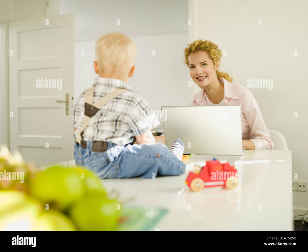 Mutter und Baby Boy (12-24 Monate), Mutter mit laptop Stockfoto