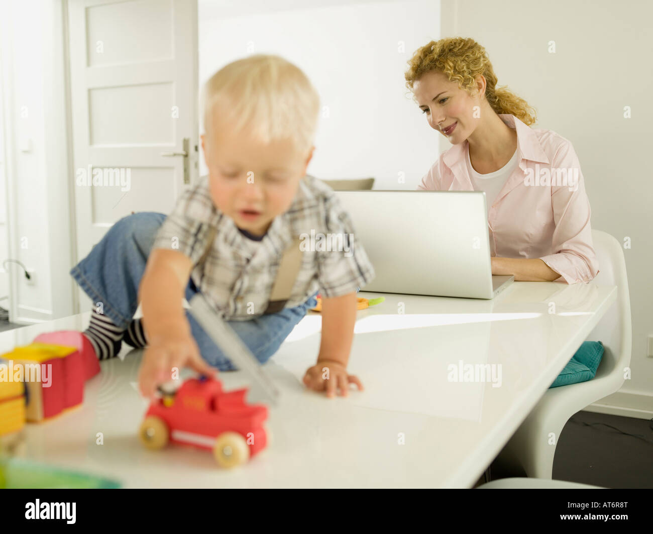 Mutter und Baby Boy (12-24 Monate), Mutter mit laptop Stockfoto