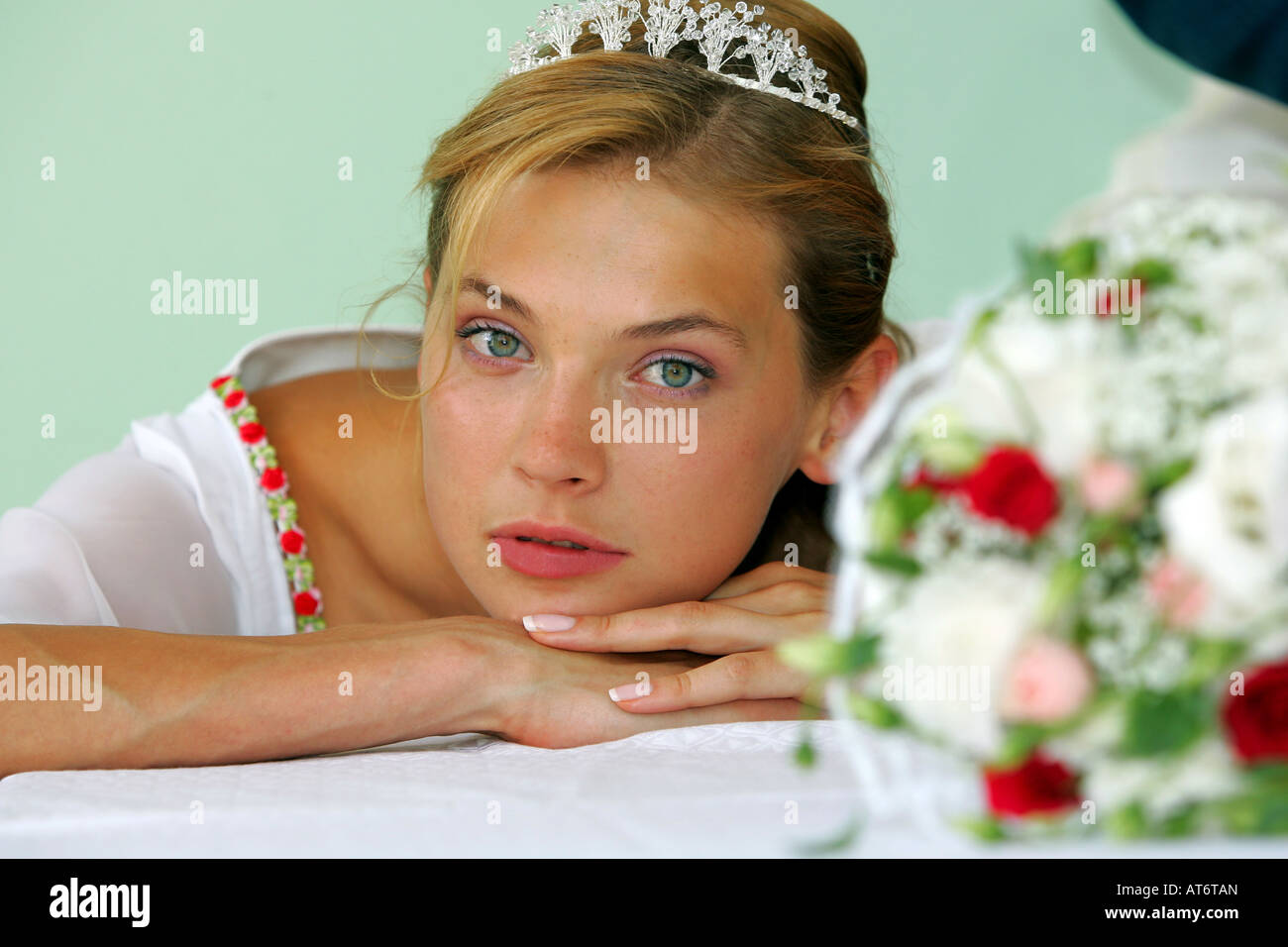 Schöne junge lächelnde Braut am Tag der Hochzeit tragen traditionelle weiße Kleidung. Stockfoto