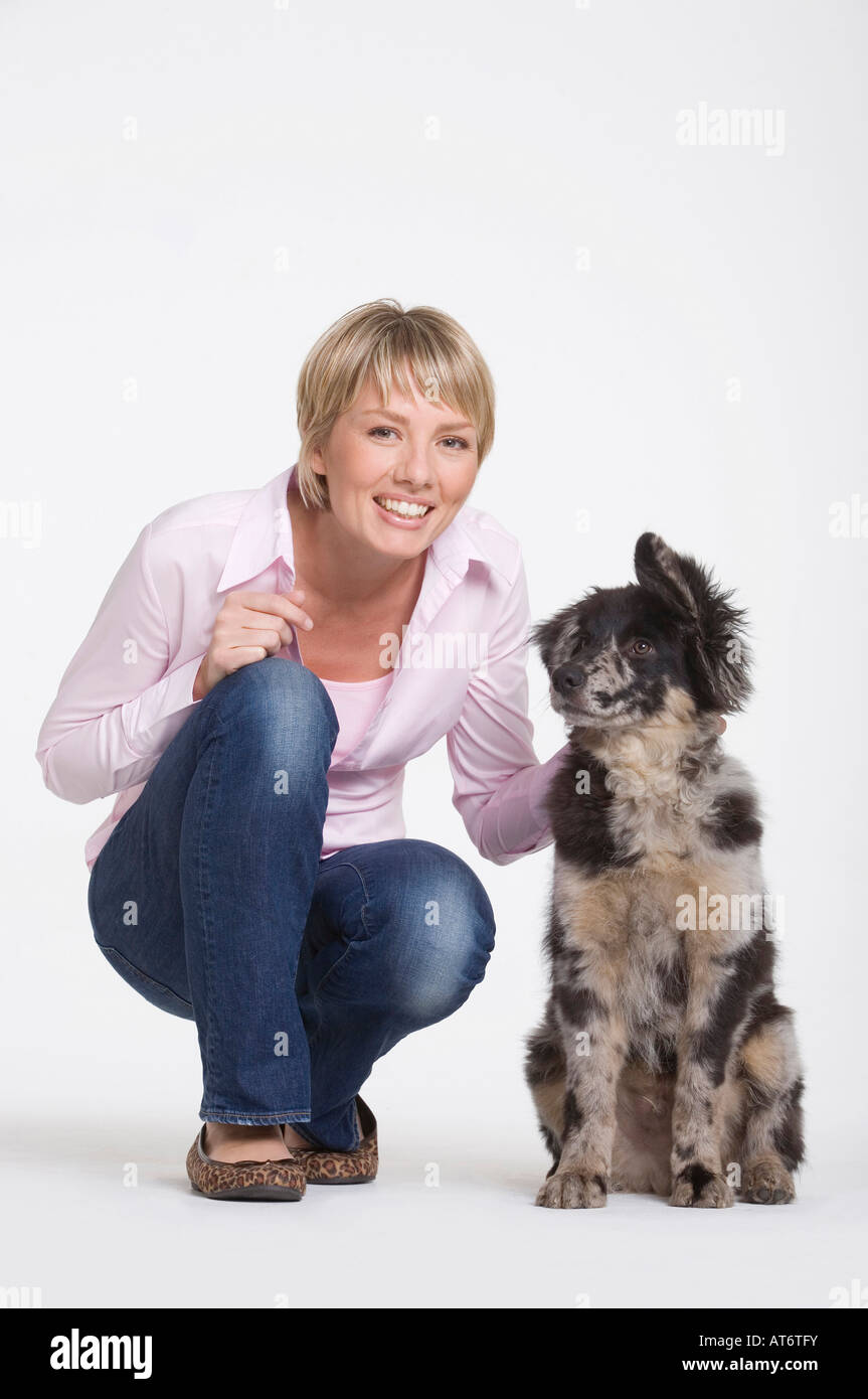 Junge Frau von Hund, hockend Porträt Stockfoto