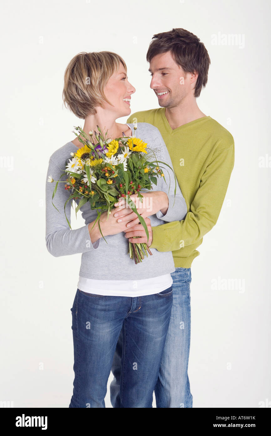 Junger Mann und junge Frau Blumenstrauß, Porträt Stockfoto