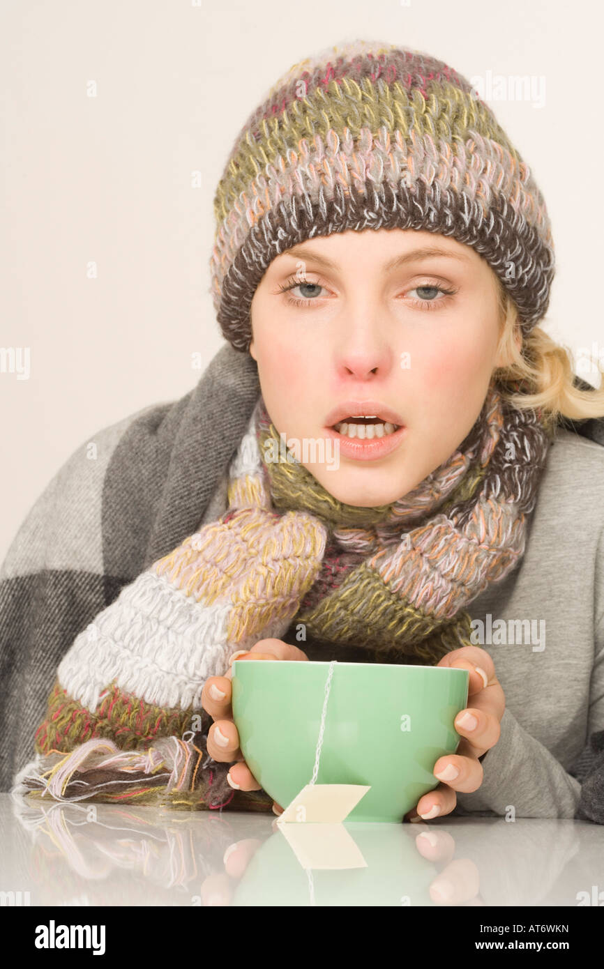 Frau mit Teeschale, Porträt Stockfoto