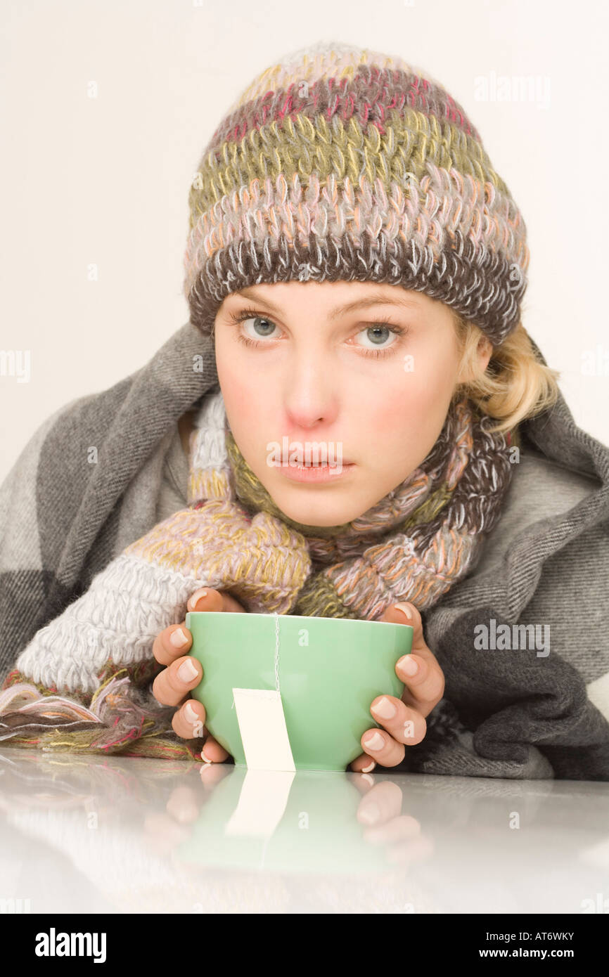 Frau mit Teeschale, Porträt Stockfoto