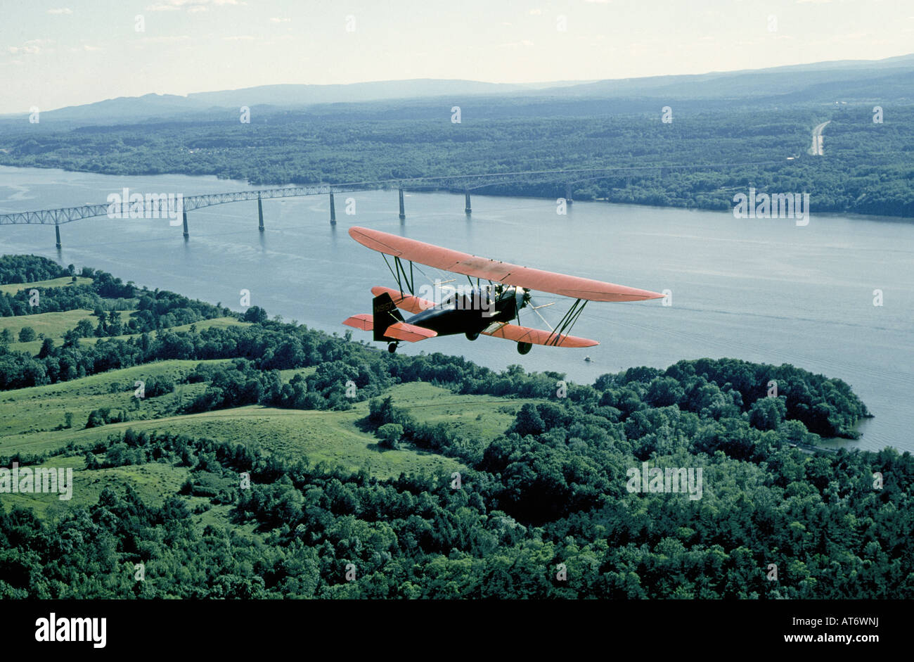 Ein Doppeldecker fliegt über den Hudson River in die Hudson River Valley Stockfoto