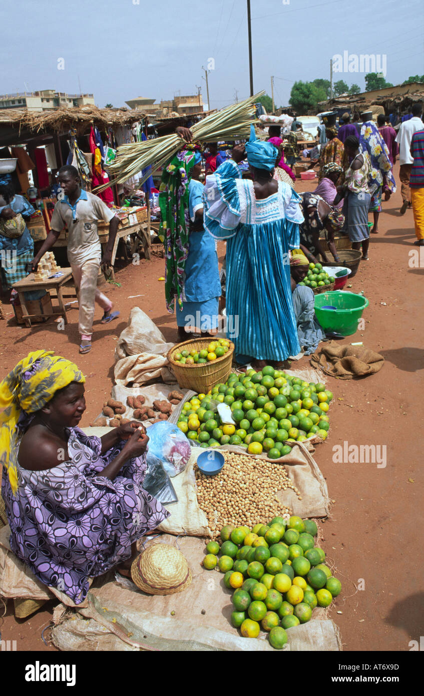 Frau, die am Straßenrand neben dem Markt für Outdoor-Produkte in Mopti Obst verkauft. Mali Stockfoto