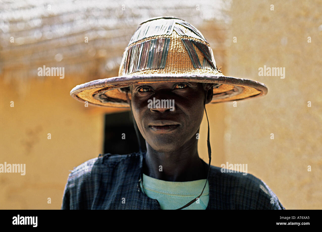 Porträt eines jungen Mannes aus dem Stamm der Bozo trägt einen traditionellen Hut, im Dorf Dagua Womina, Malibozo hots Stockfoto