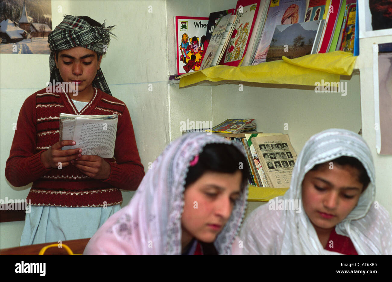 Muslimische Schüler vorlesen, während die weiblichen Klassenkameraden zu hören, am britischen Modell Schule in Quetta, Pakistan Stockfoto