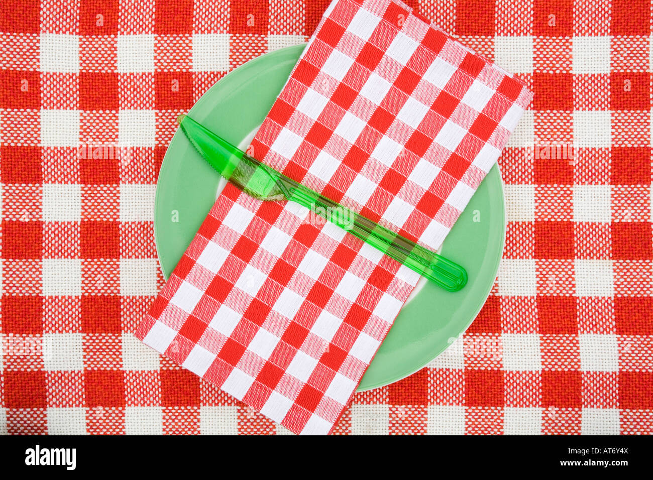 Rot und weiß überprüfen Picknick Tischdecke, auf einen Teller, full-frame Stockfoto