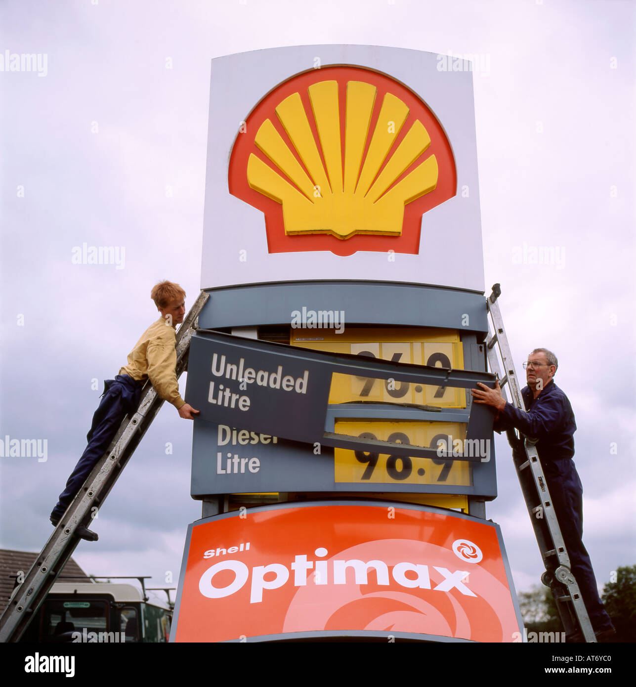 Tankstelle Arbeitnehmer ändern Der Preis Zeichen numerische Anzeige an der Shell Tankstelle in Carmarthenshire Wales UK Großbritannien KATHY DEWITT Stockfoto