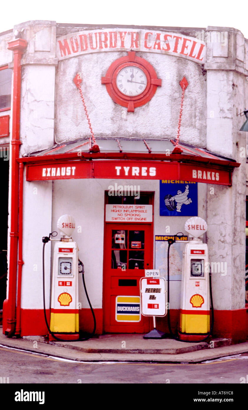 Alte alte Benzinpumpen-Pumpe außerhalb der Modurdy'r Castell Shell Öl-Tankstelle in North Wales, Großbritannien, NICHT in Gebrauch KATHY DEWITT Stockfoto