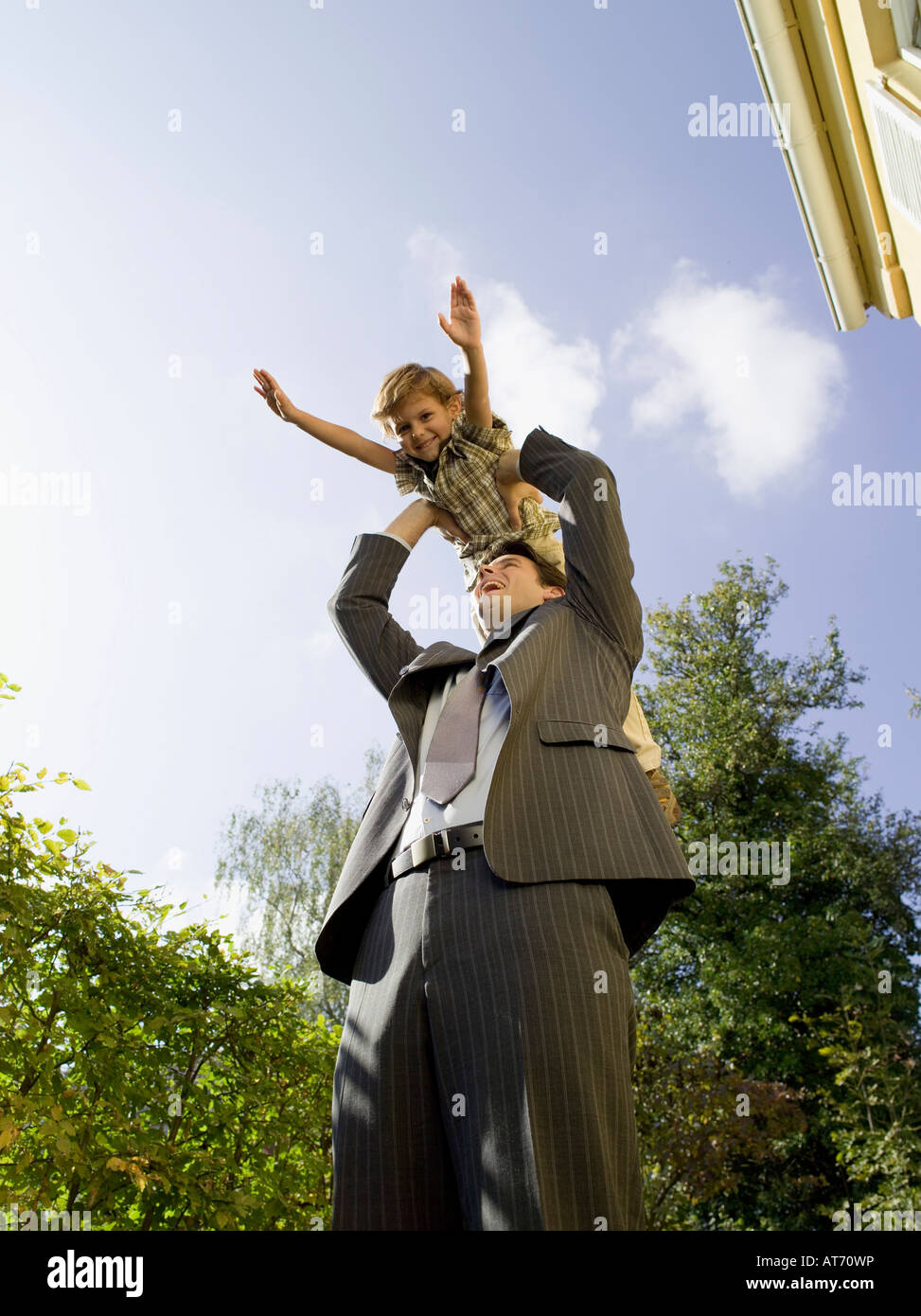 Vater mit Sohn (4-5) oben in der Luft Stockfoto