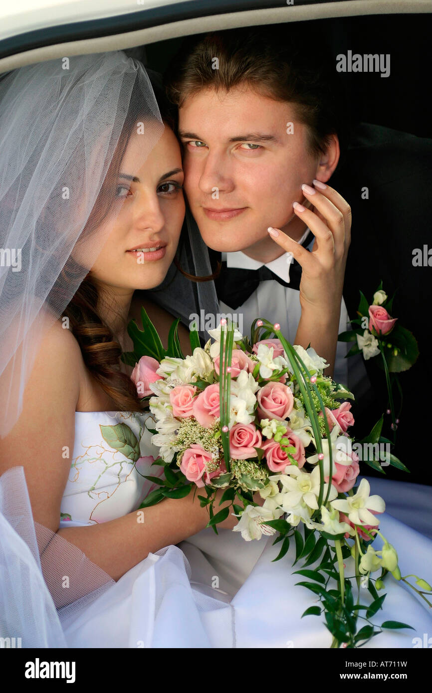 Braut und Bräutigam Hochzeit Auto Limousine lächelnd Stockfoto