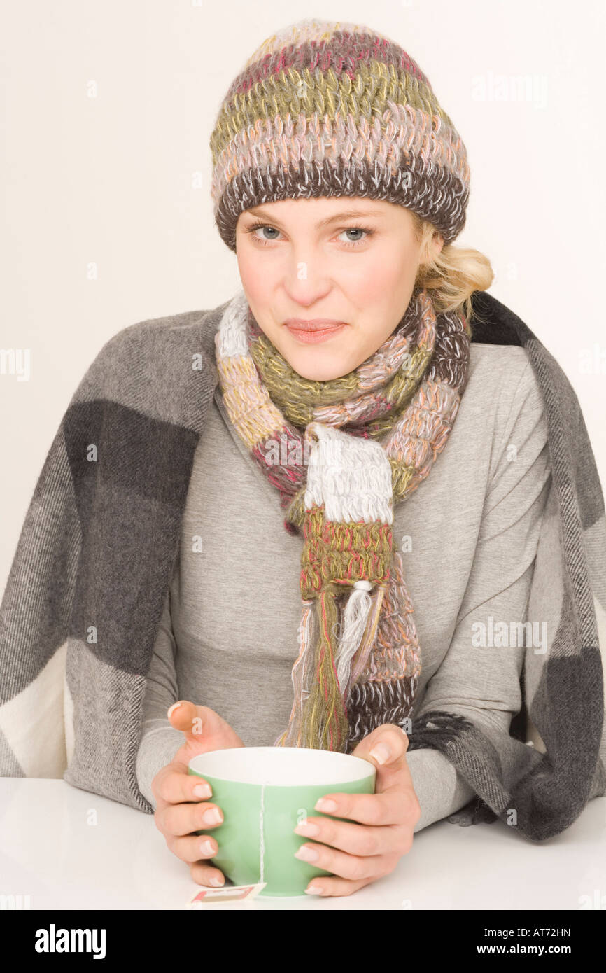 Frau mit Teeschale, Porträt Stockfoto